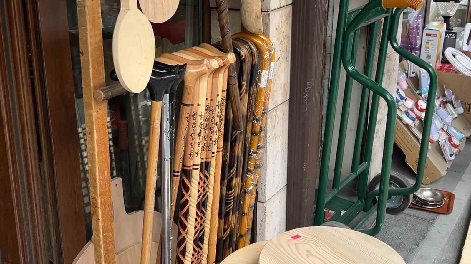 Baba oğul plastiğe karşı ahşap ustalığını yaşatmaya devam ediyor
