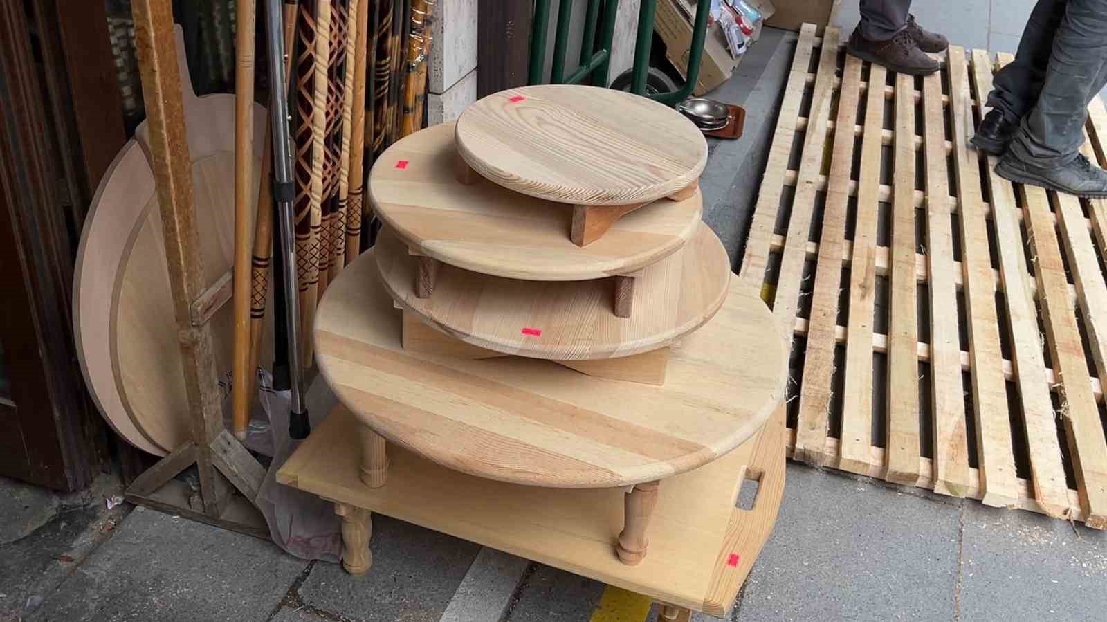 Baba oğul plastiğe karşı ahşap ustalığını yaşatmaya devam ediyor
