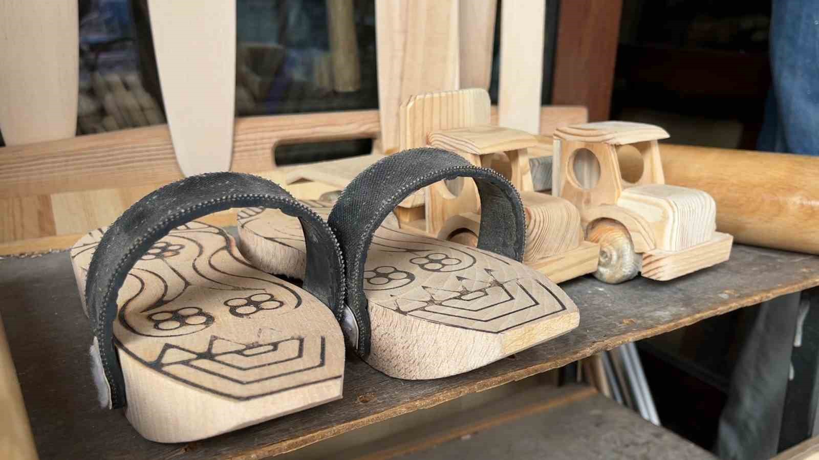 Baba oğul plastiğe karşı ahşap ustalığını yaşatmaya devam ediyor
