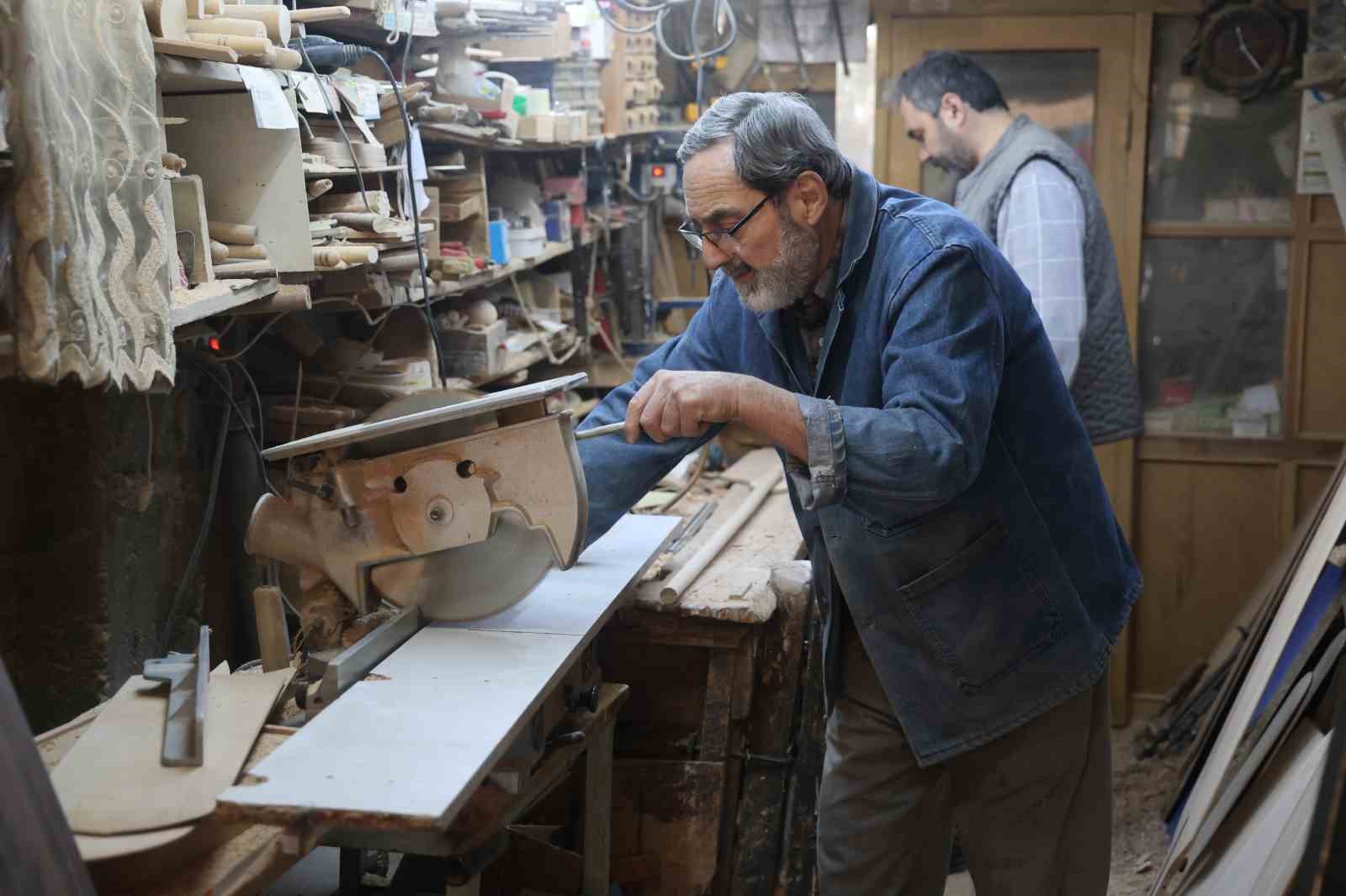 Baba oğul plastiğe karşı ahşap ustalığını yaşatmaya devam ediyor
