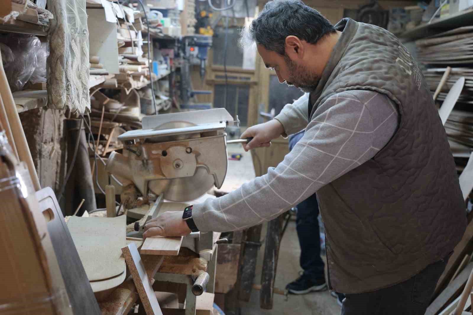 Baba oğul plastiğe karşı ahşap ustalığını yaşatmaya devam ediyor
