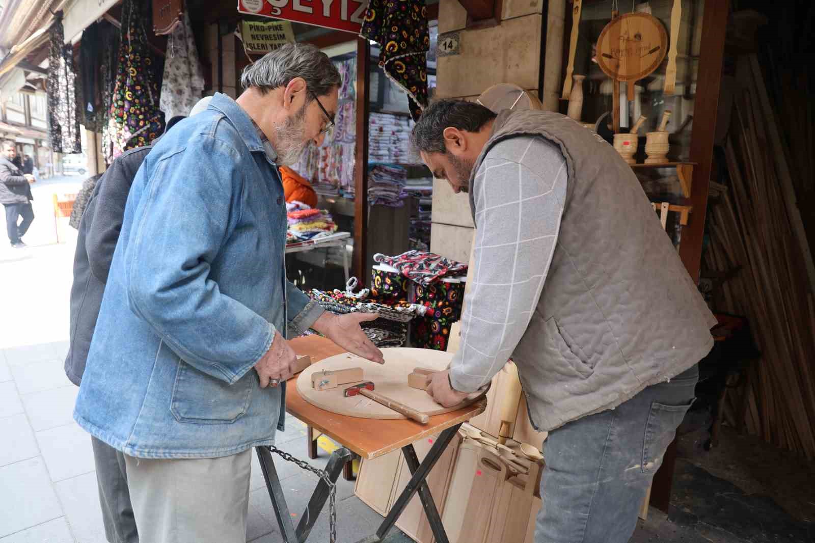 Baba oğul plastiğe karşı ahşap ustalığını yaşatmaya devam ediyor
