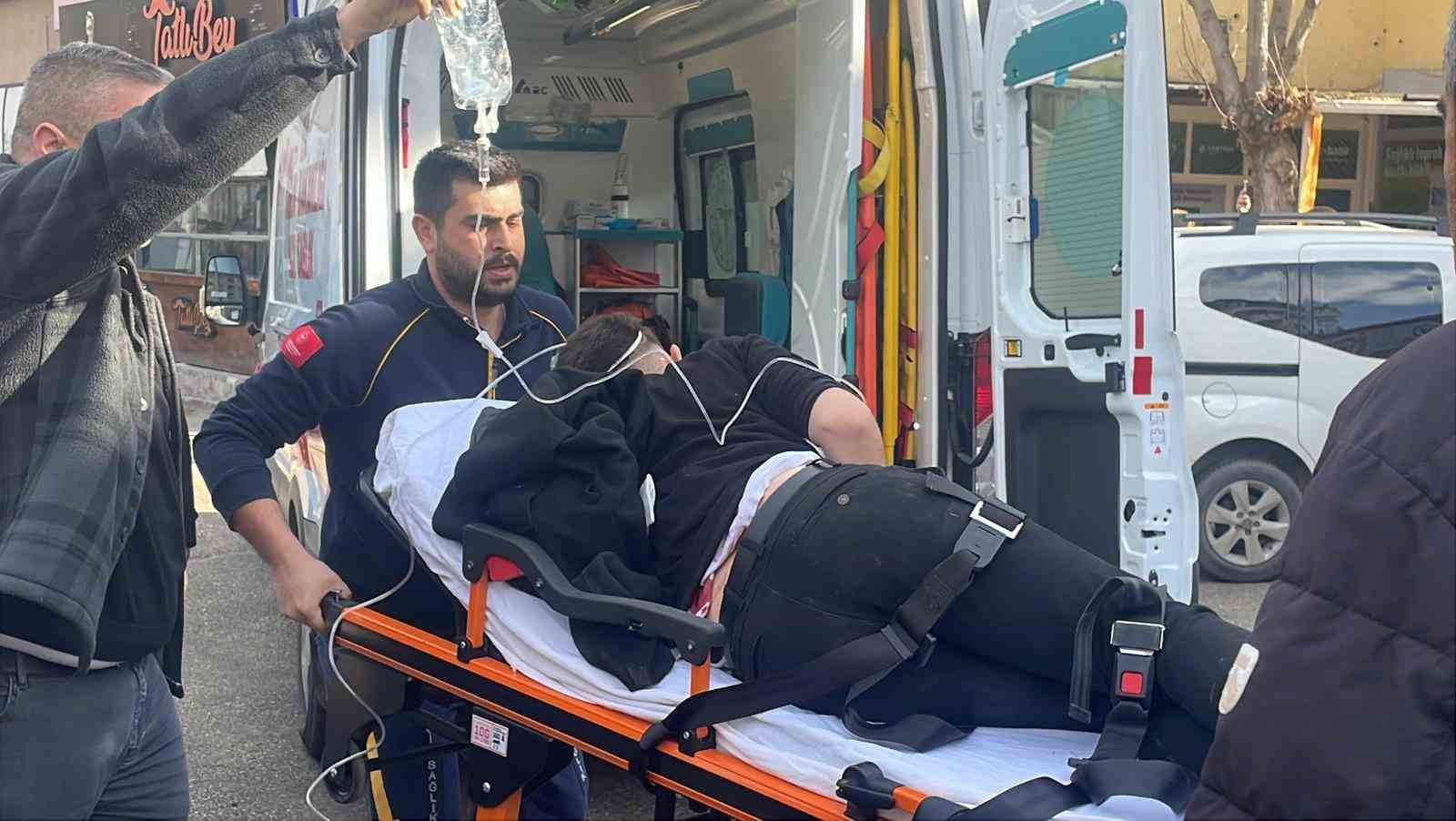 Baba ve 3 oğlu sokak ortasında silahla vuruldu: Yaralılardan 3’ünün durumu ağır
