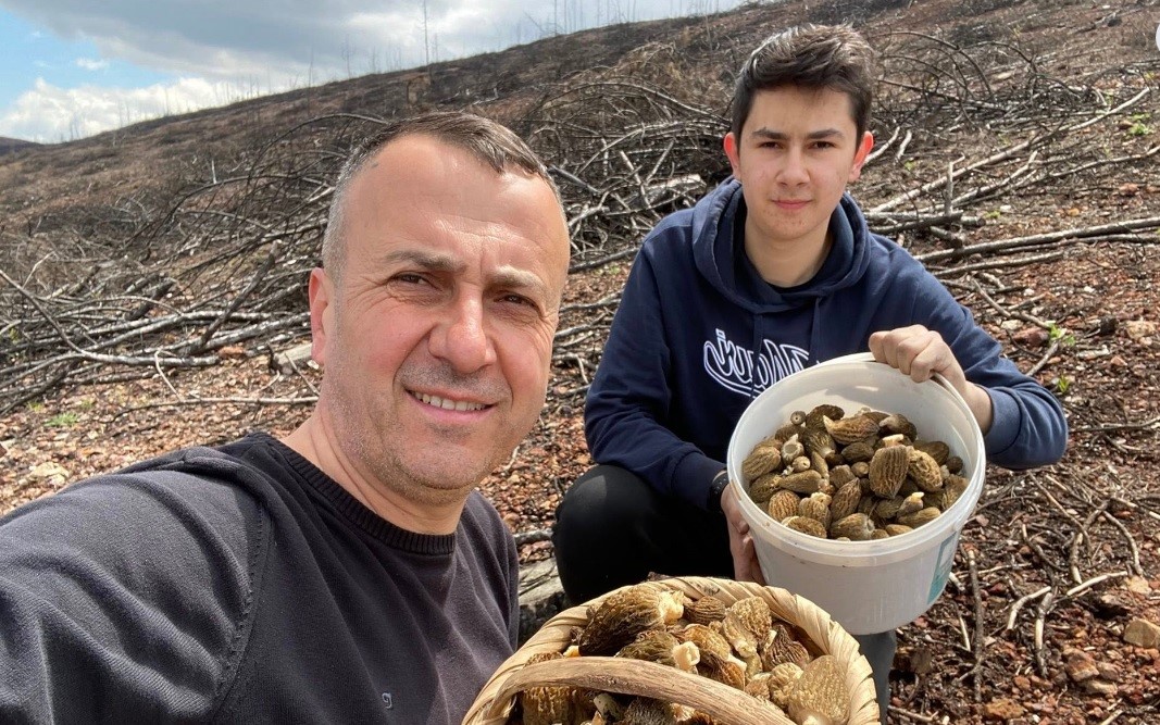 Baba ve oğlunun yüzünü güldüren mantar avı
