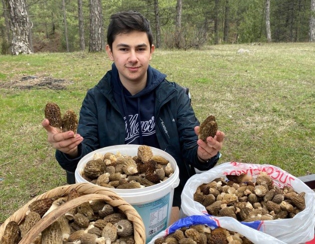 Baba ve oğlunun yüzünü güldüren mantar avı
