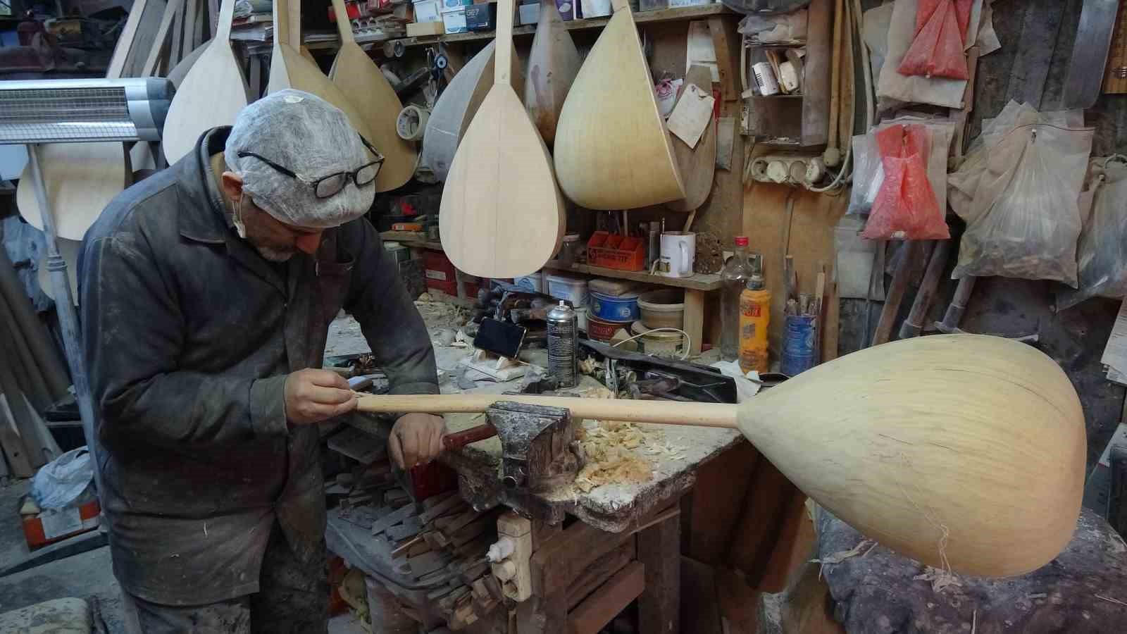 Baba yadigarı atölyede 35 yıldır bağlama üretiyor
