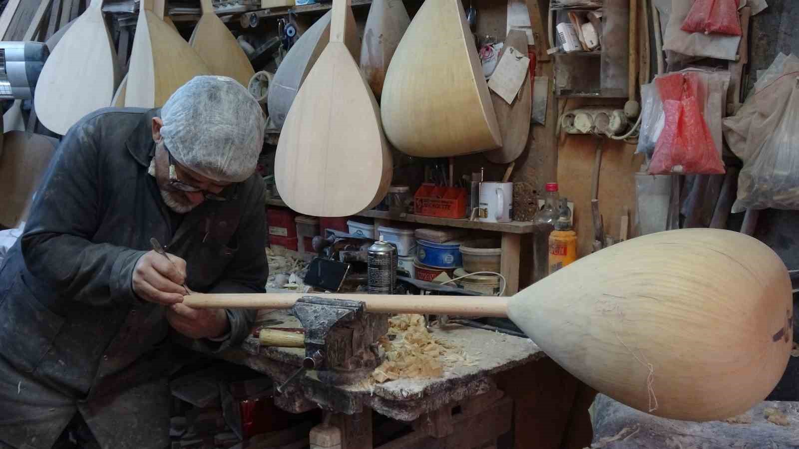 Baba yadigarı atölyede 35 yıldır bağlama üretiyor
