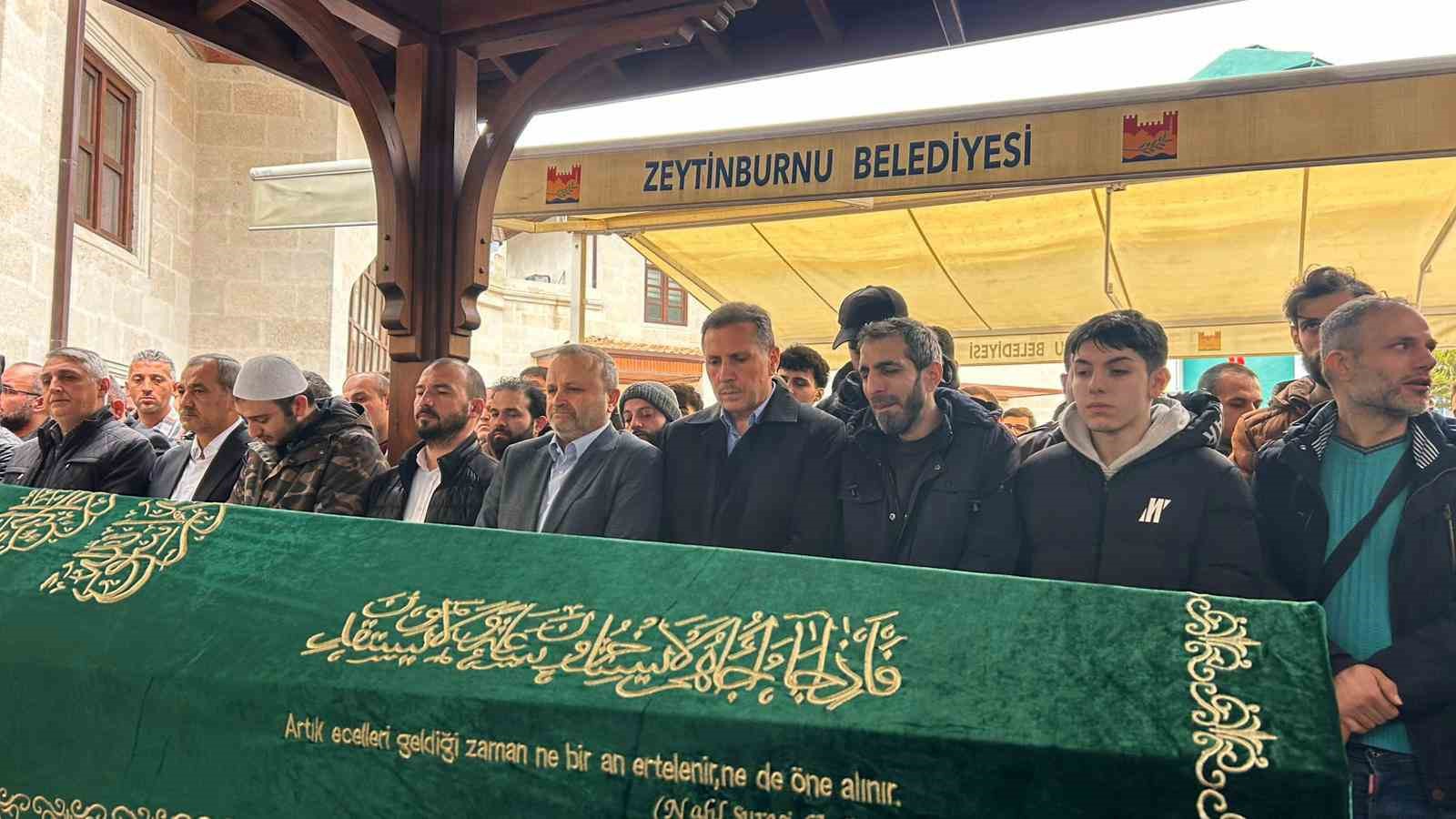 Babadan küçük kızına acı dolu veda: Kızının tabuta sarılarak gözyaşlarına boğuldu

