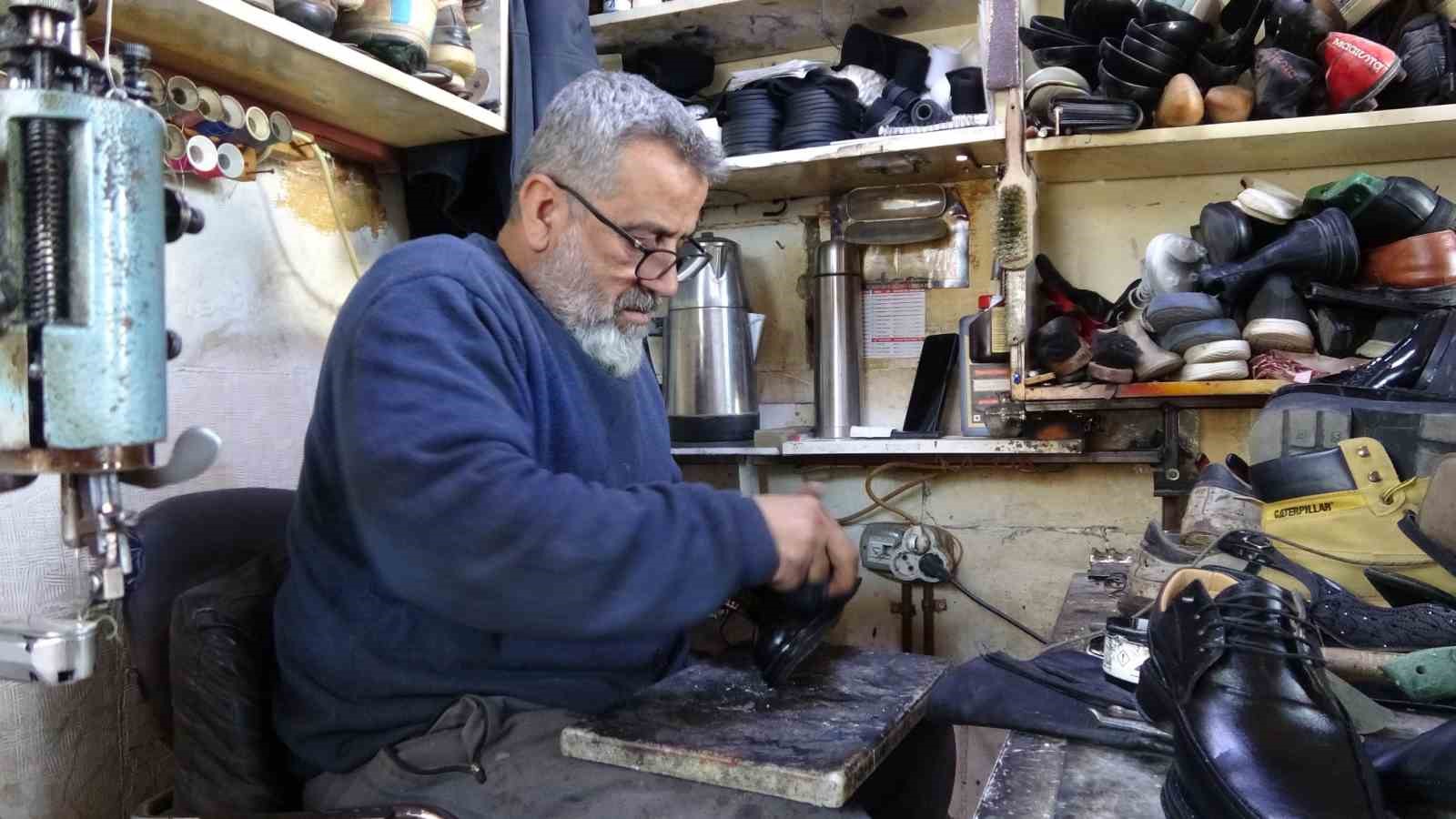 Babadan oğula ayakkabı tamirciliği
