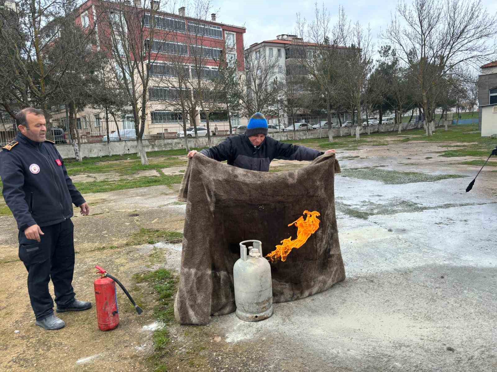 Babaeski Gençlik ve Spor Müdürlüğü personeline yangın söndürme eğitimi
