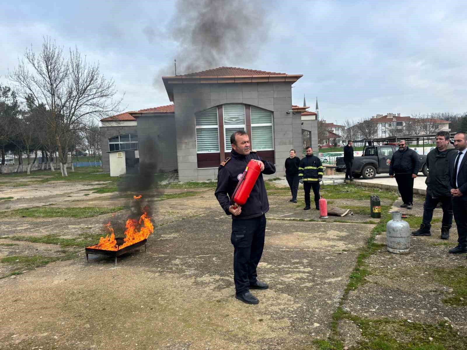 Babaeski Gençlik ve Spor Müdürlüğü personeline yangın söndürme eğitimi
