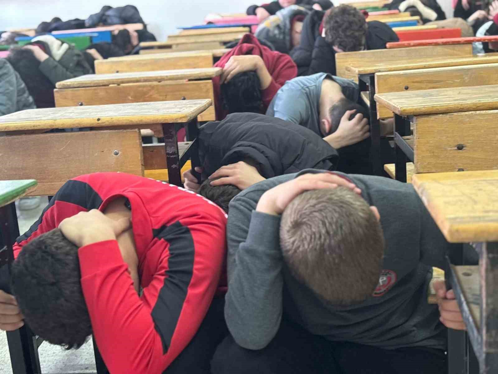 Babaeski’de öğrencilere deprem ve yangın eğitimi
