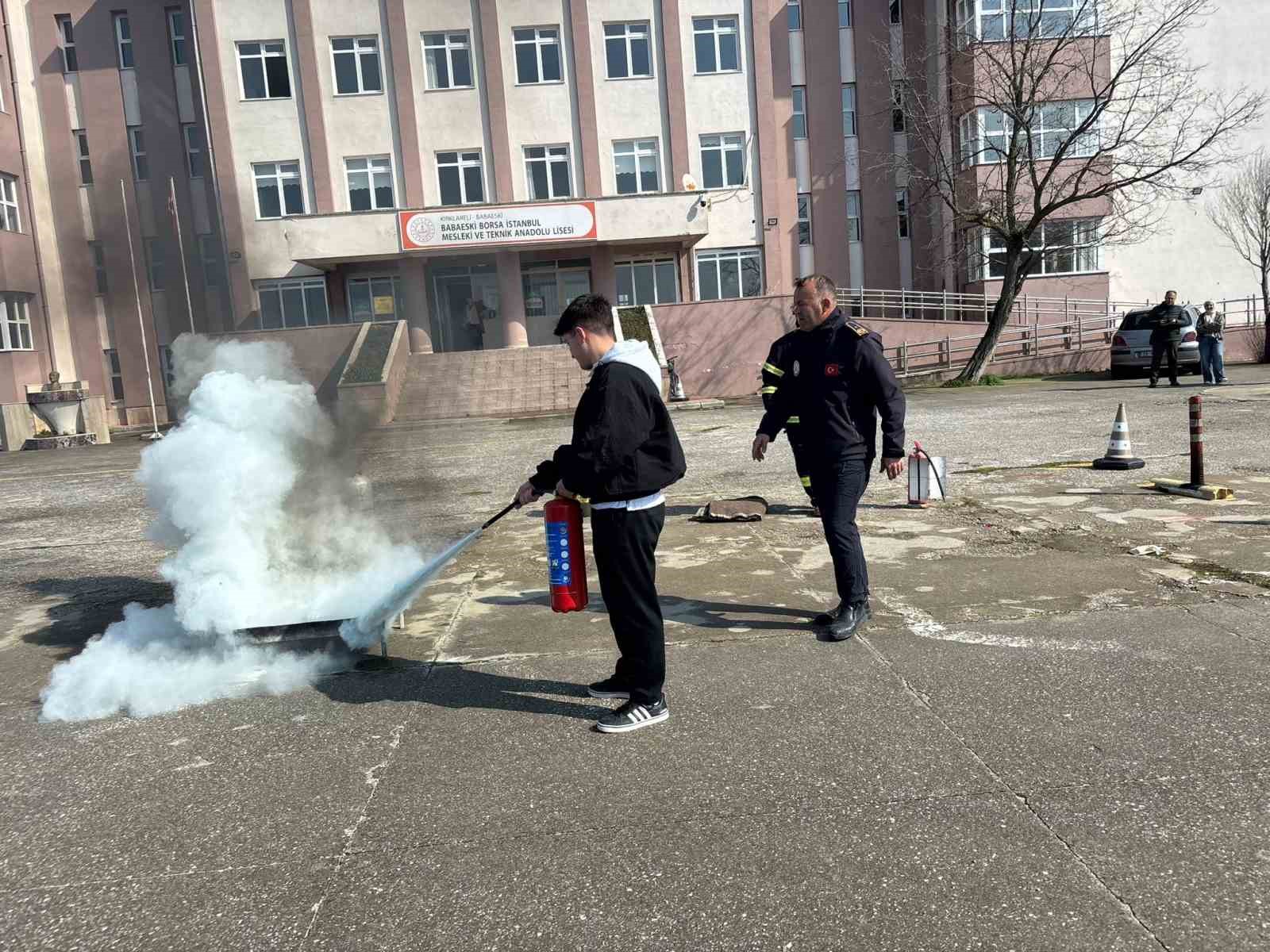 Babaeski’de öğrencilere deprem ve yangın eğitimi
