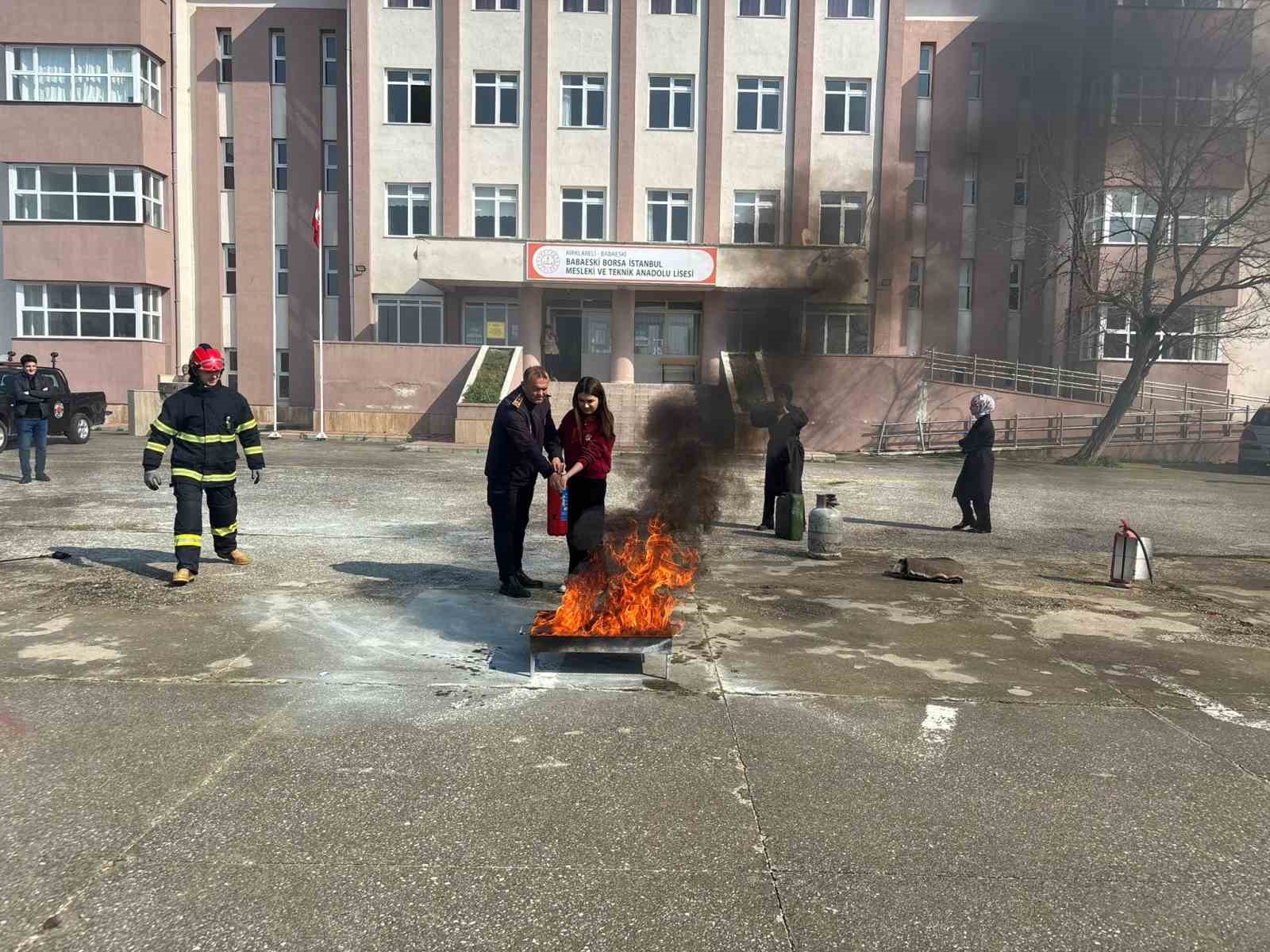 Babaeski’de öğrencilere deprem ve yangın eğitimi
