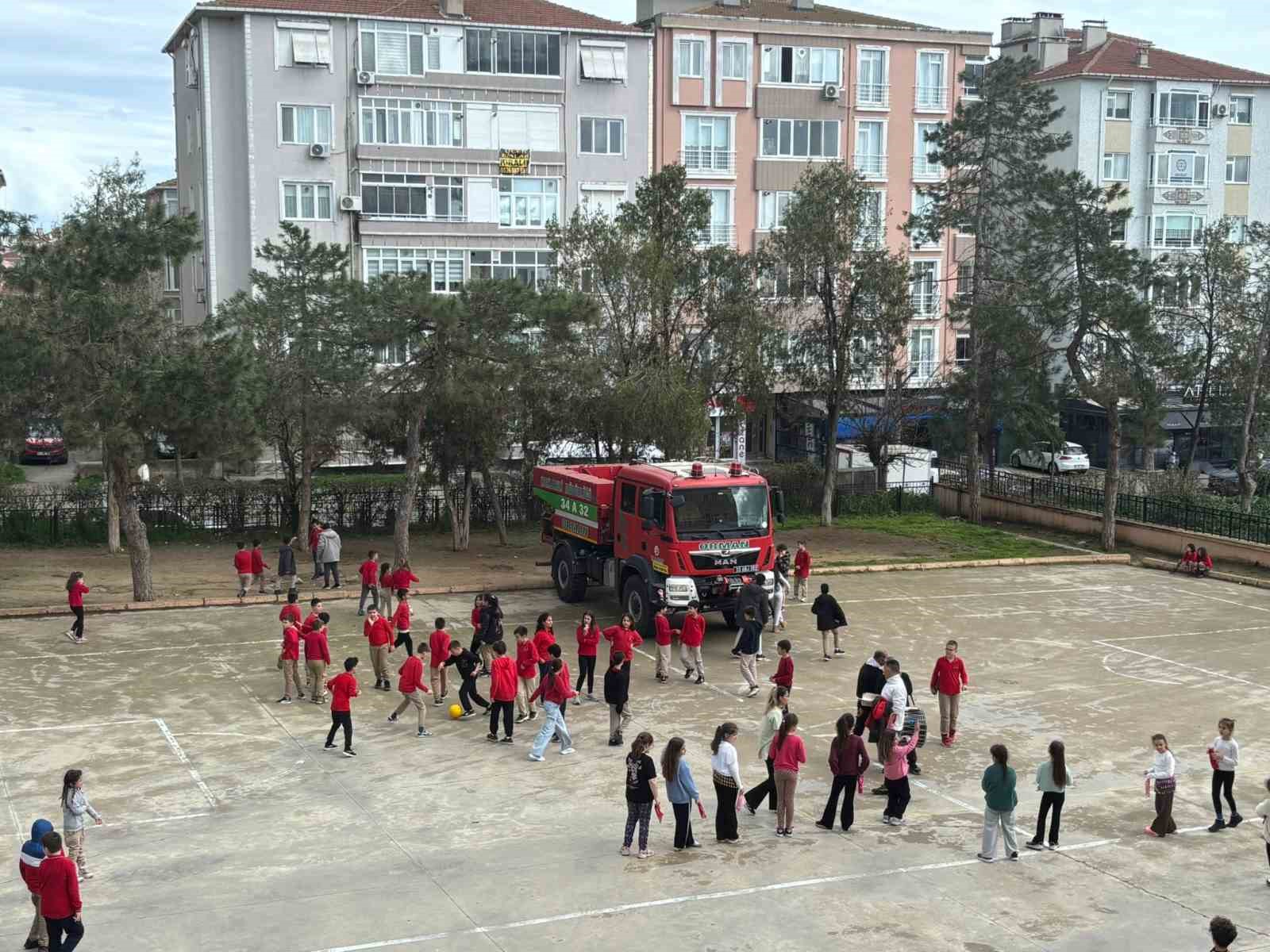 Babaeski’de öğrencilere orman sevgisi ve yangın eğitimi verildi
