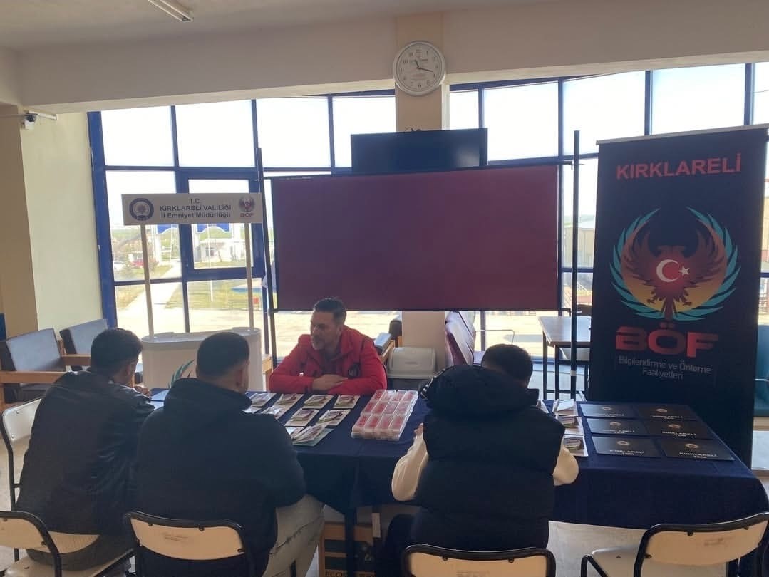 Babaeski’de üniversite öğrencilerine terörle mücadele bilgilendirmesi
