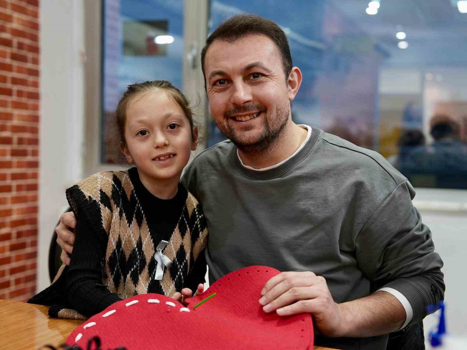 Babalar kızlarıyla 14 Şubat için kalp yastık yaptı
