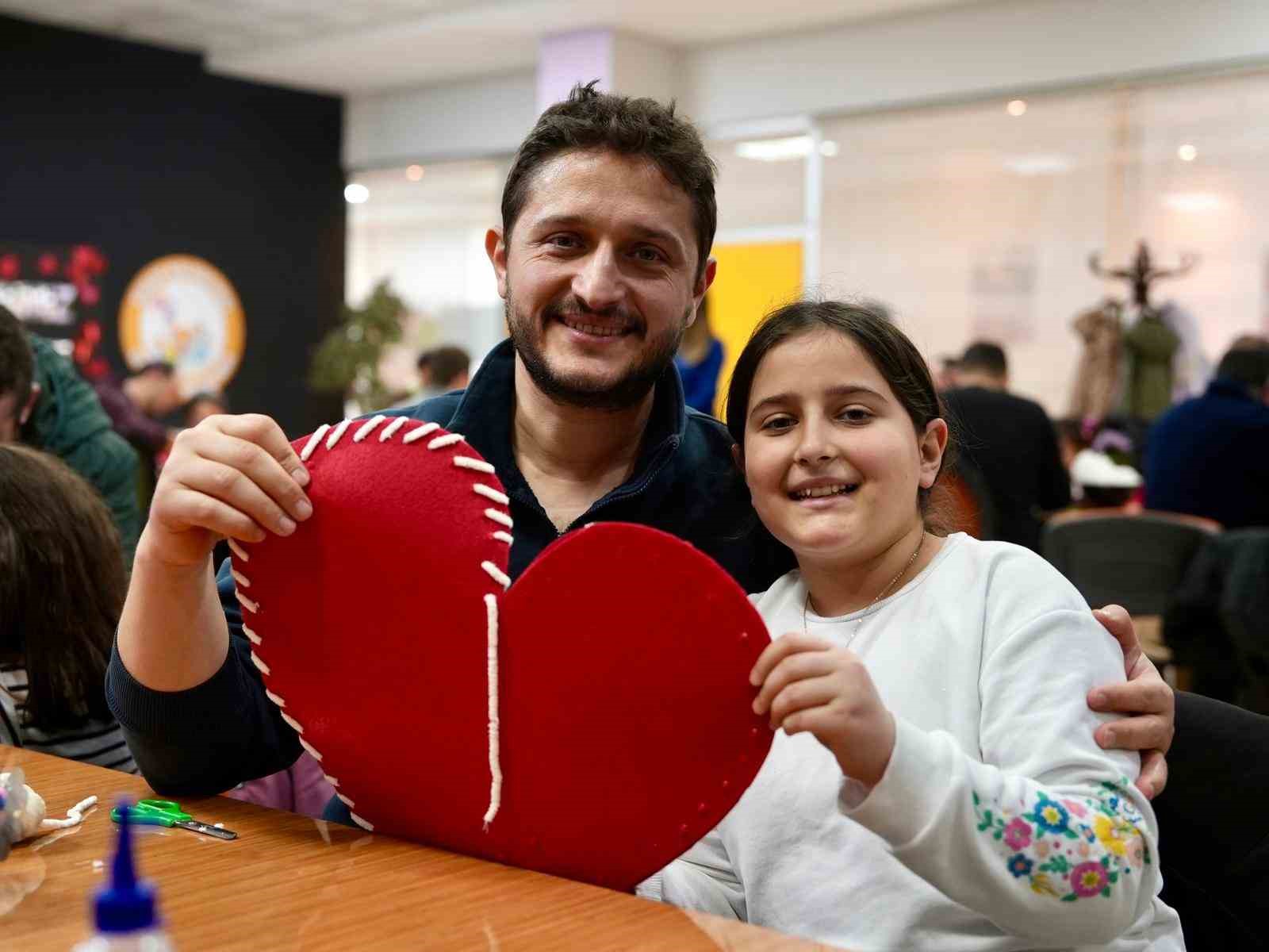 Babalar kızlarıyla 14 Şubat için kalp yastık yaptı
