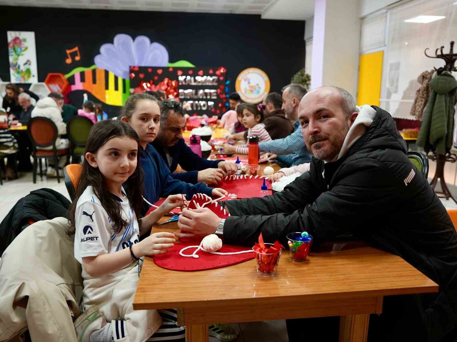 Babalar kızlarıyla 14 Şubat için kalp yastık yaptı
