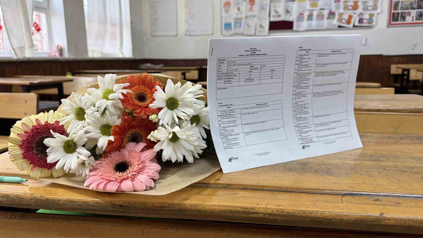 Babaları tarafından öldürülen kardeşlerin karneleri çiçeklerle sıralarına bırakıldı
