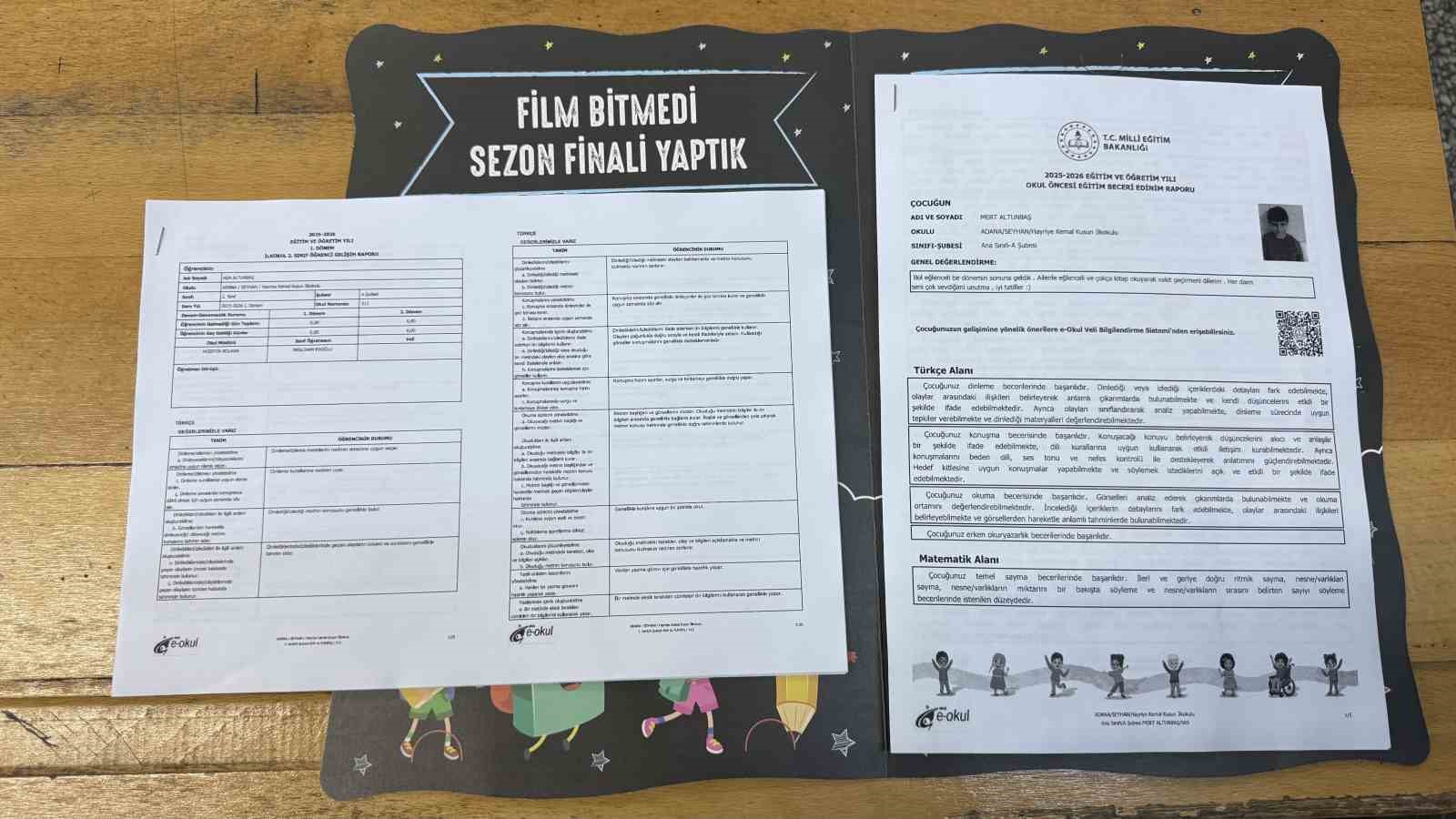 Babaları tarafından öldürülen kardeşlerin karneleri çiçeklerle sıralarına bırakıldı
