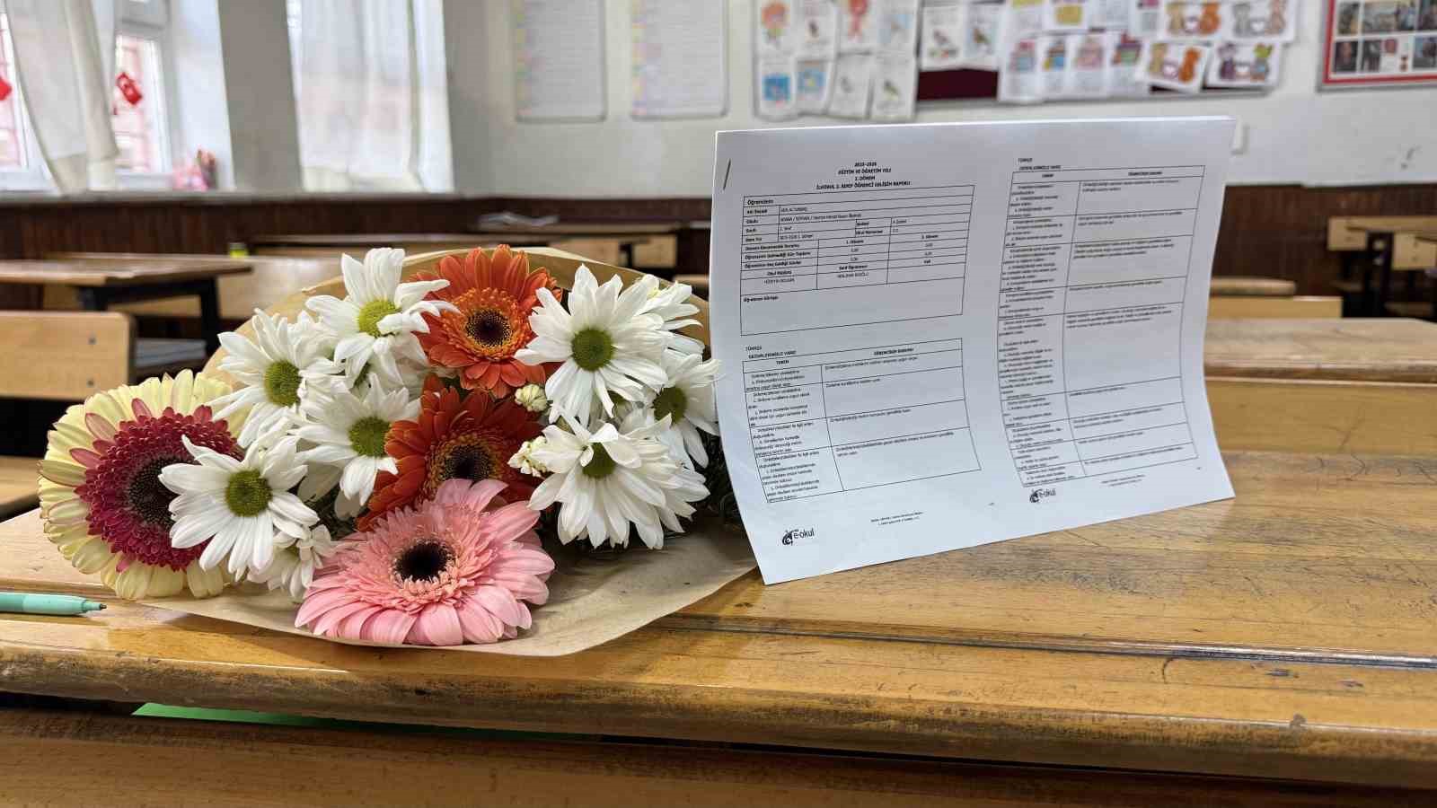 Babaları tarafından öldürülen kardeşlerin karneleri çiçeklerle sıralarına bırakıldı
