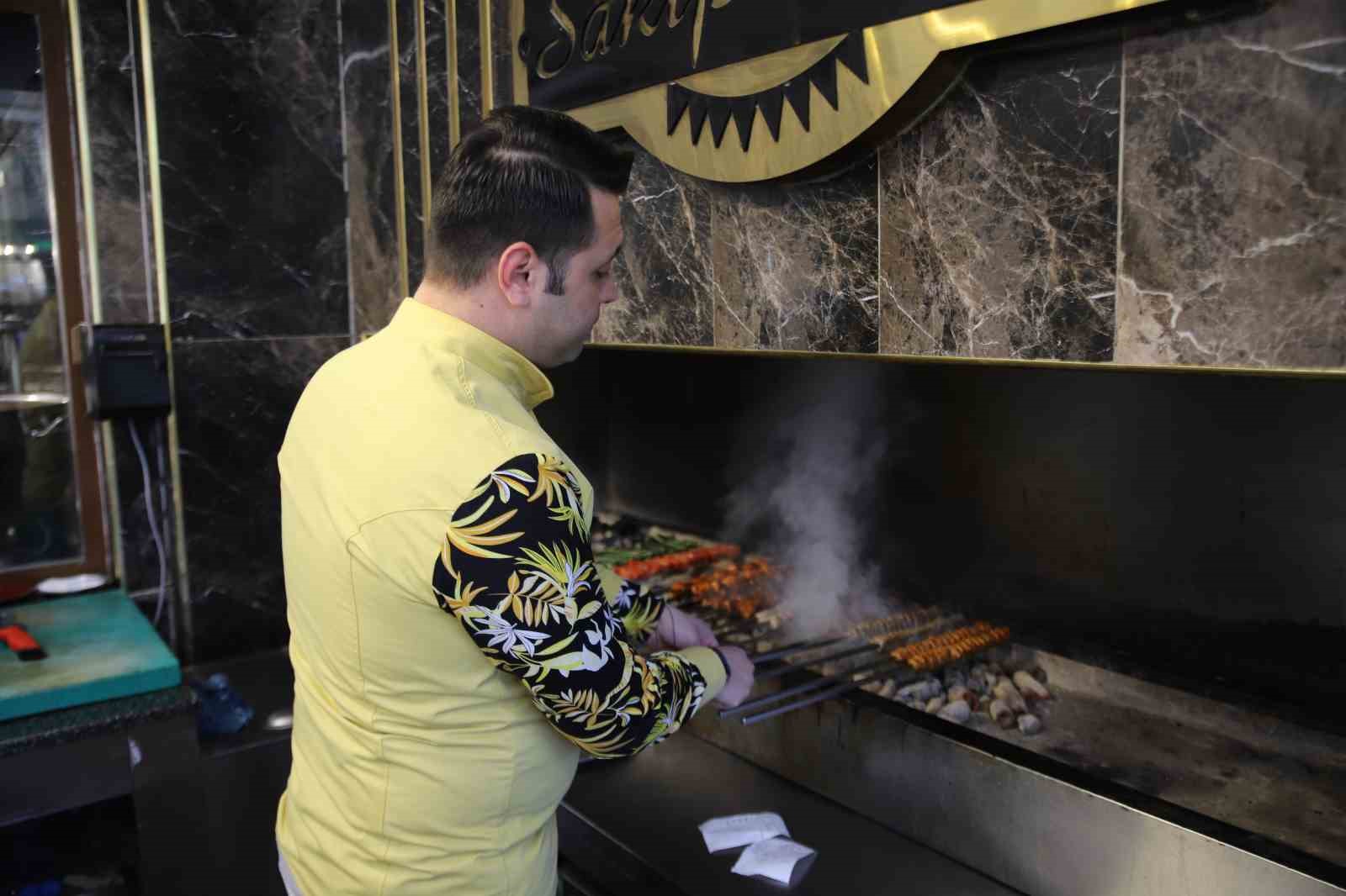 Babalarından kalan 54 yıllık lokantayı ayakta tutuyorlar
