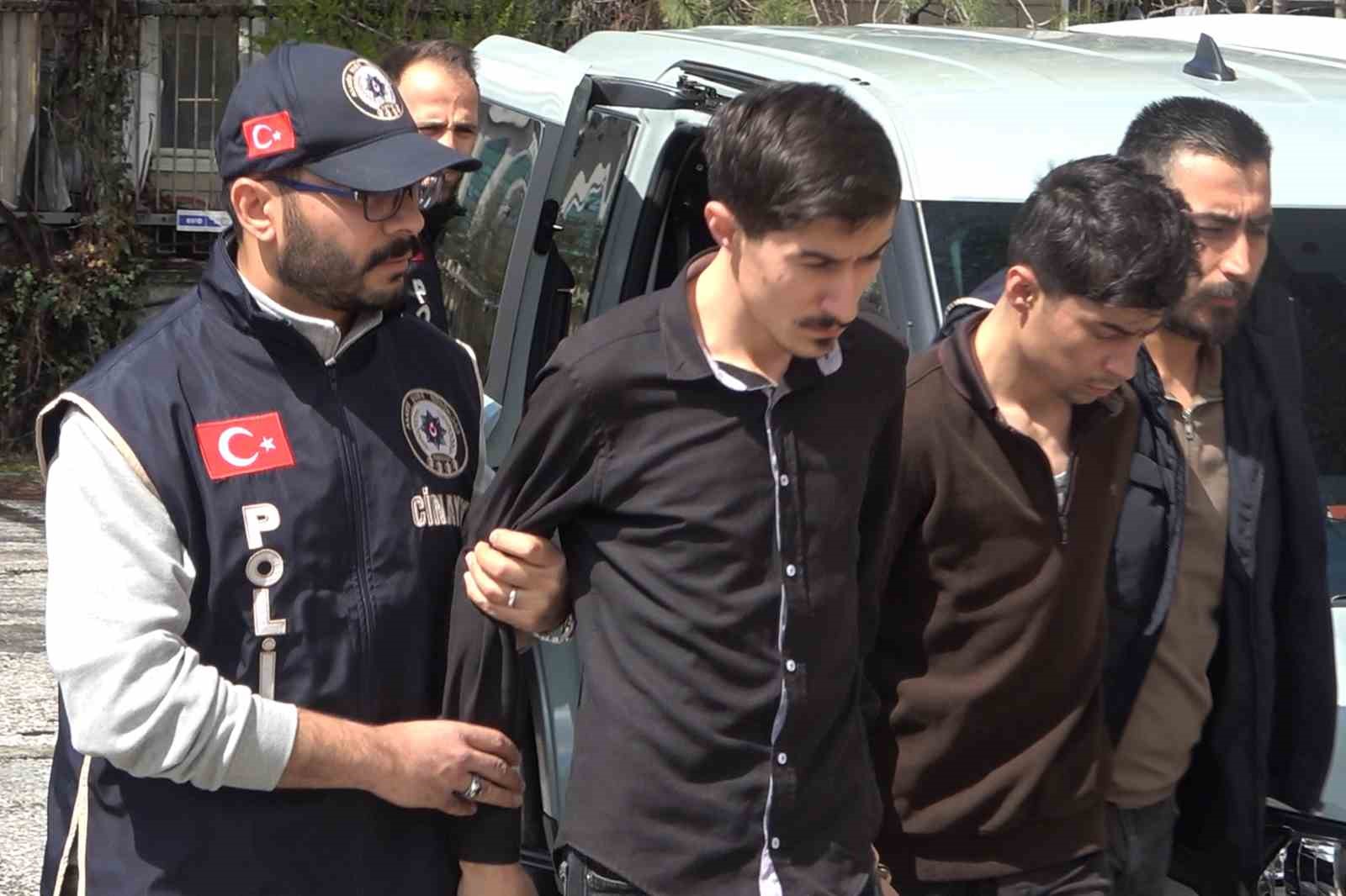 Babalarını katleden iki kardeş tutuklandı
