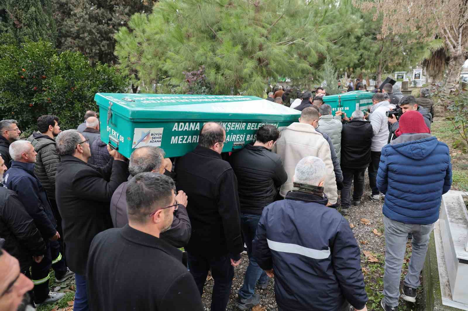 Babalarının öldürdüğü kardeşler yan yana toprağa verildi
