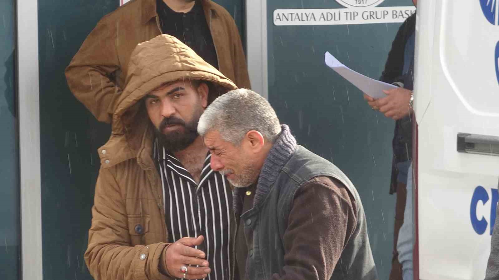 Babanın en ağır yükü: Kızı ve 5 torununun cenazesini gözyaşlarıyla teslim aldı
Babanın en ağır yükü: Kızı ve 5 torununun cenazesini gözyaşlarıyla teslim aldı