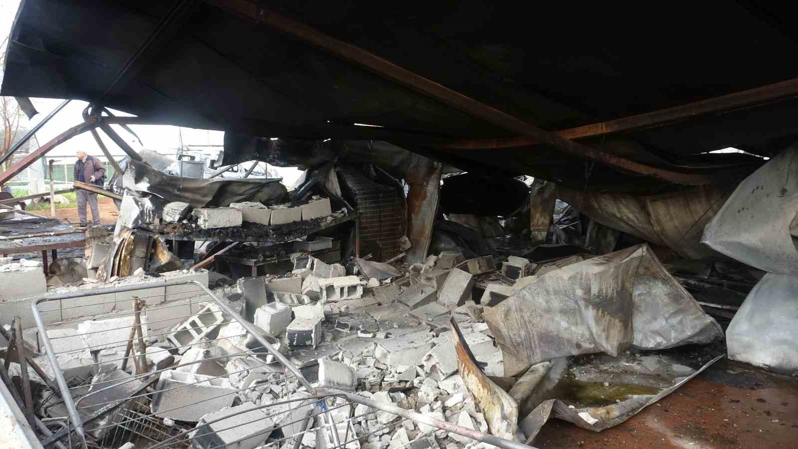 Babanın en ağır yükü: Kızı ve 5 torununun cenazesini gözyaşlarıyla teslim aldı
Babanın en ağır yükü: Kızı ve 5 torununun cenazesini gözyaşlarıyla teslim aldı