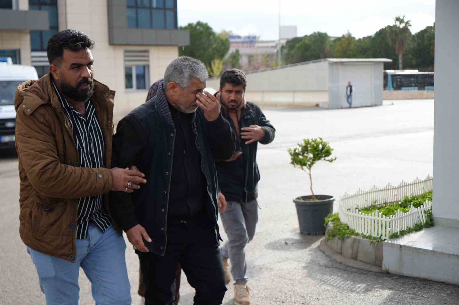 Babanın en ağır yükü: Kızı ve 5 torununun cenazesini gözyaşlarıyla teslim aldı
Babanın en ağır yükü: Kızı ve 5 torununun cenazesini gözyaşlarıyla teslim aldı