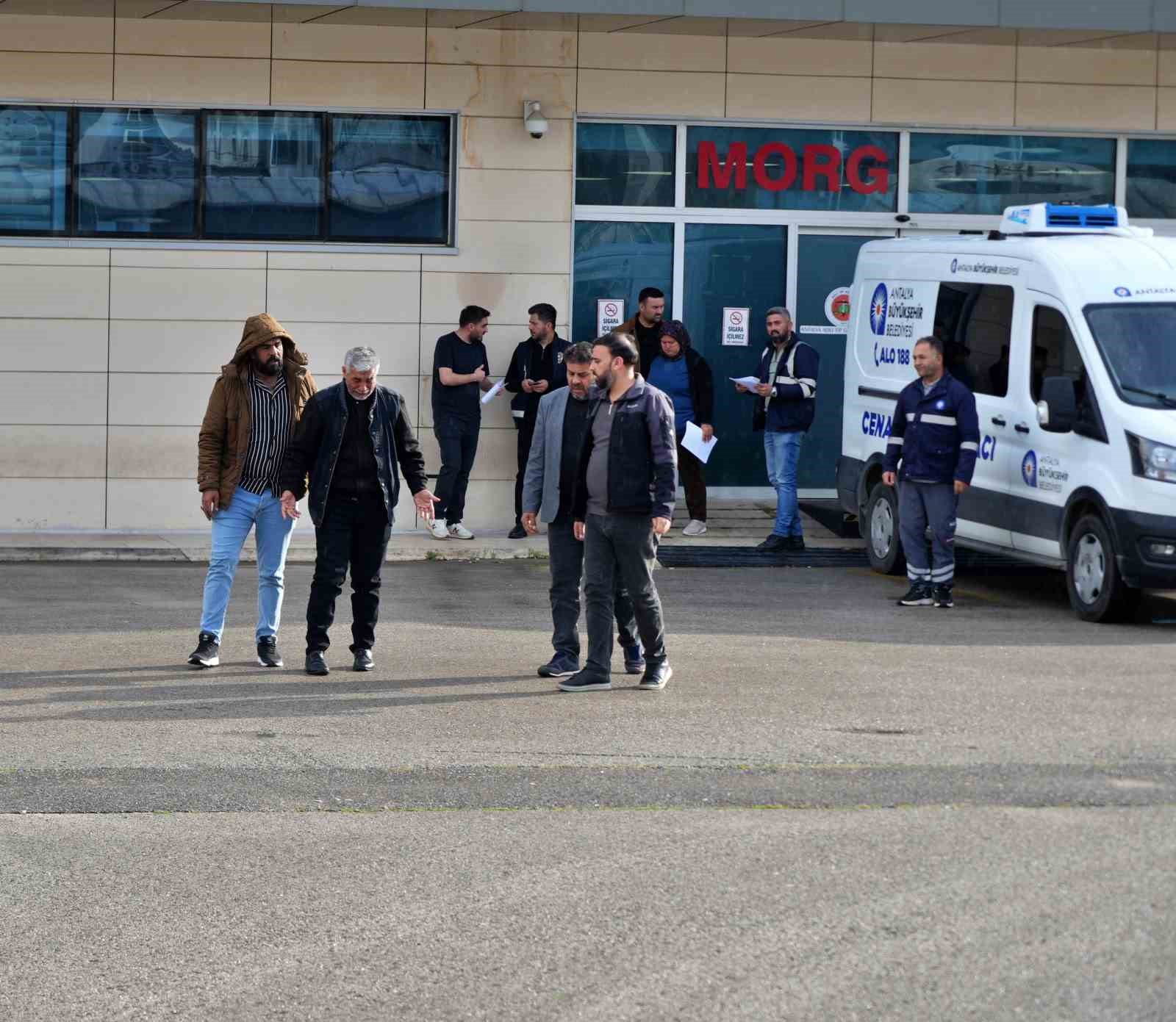 Babanın en ağır yükü: Kızı ve 5 torununun cenazesini gözyaşlarıyla teslim aldı
Babanın en ağır yükü: Kızı ve 5 torununun cenazesini gözyaşlarıyla teslim aldı