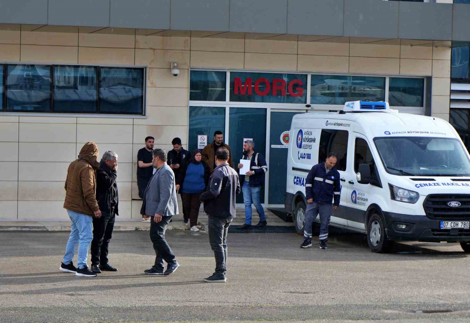 Babanın en ağır yükü: Kızı ve 5 torununun cenazesini gözyaşlarıyla teslim aldı
Babanın en ağır yükü: Kızı ve 5 torununun cenazesini gözyaşlarıyla teslim aldı