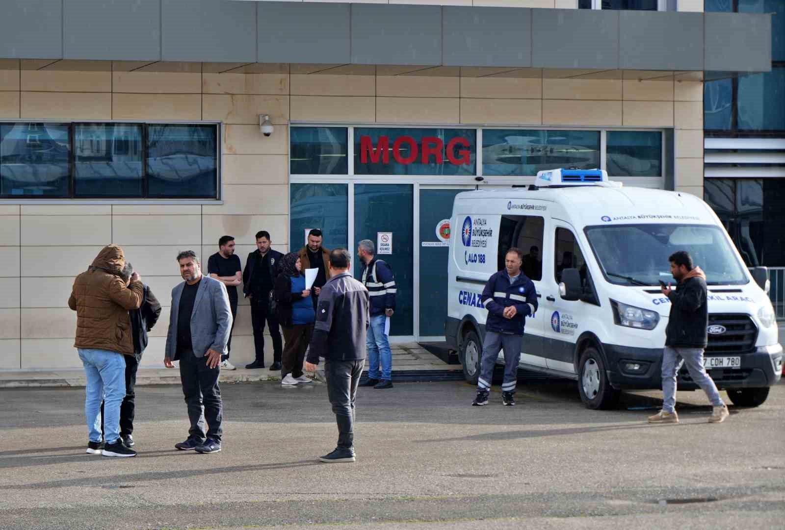 Babanın en ağır yükü: Kızı ve 5 torununun cenazesini gözyaşlarıyla teslim aldı
Babanın en ağır yükü: Kızı ve 5 torununun cenazesini gözyaşlarıyla teslim aldı