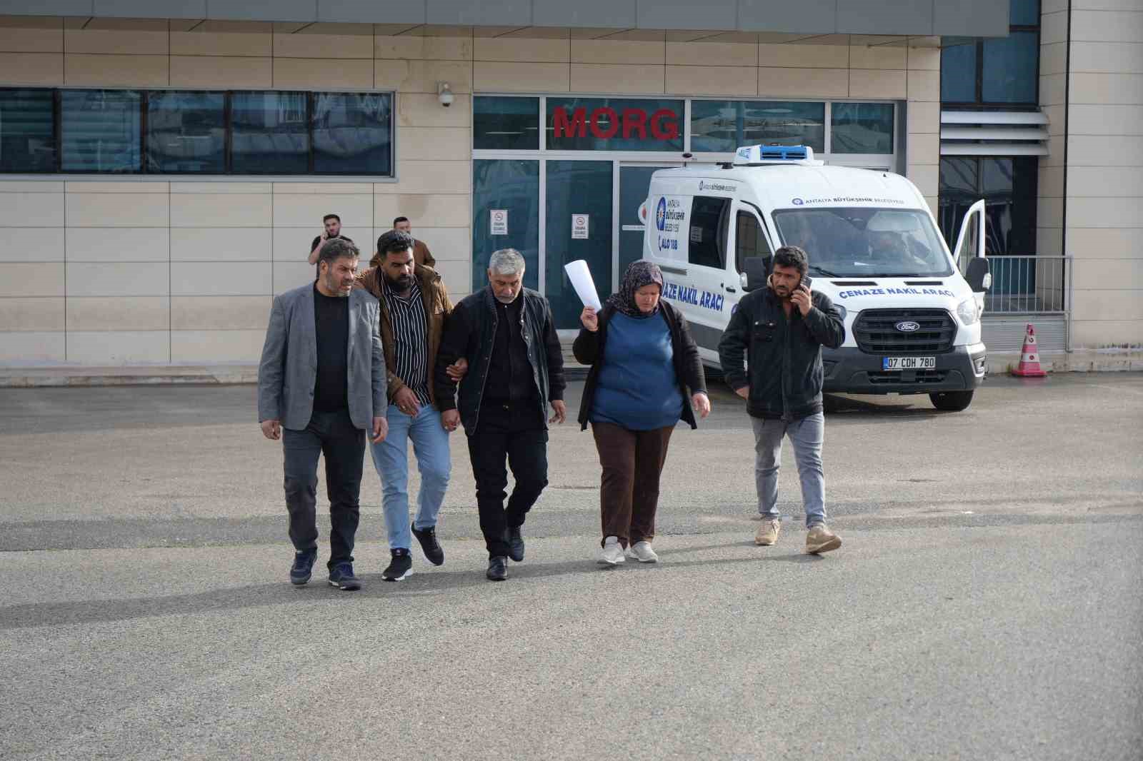 Babanın en ağır yükü: Kızı ve 5 torununun cenazesini gözyaşlarıyla teslim aldı
Babanın en ağır yükü: Kızı ve 5 torununun cenazesini gözyaşlarıyla teslim aldı