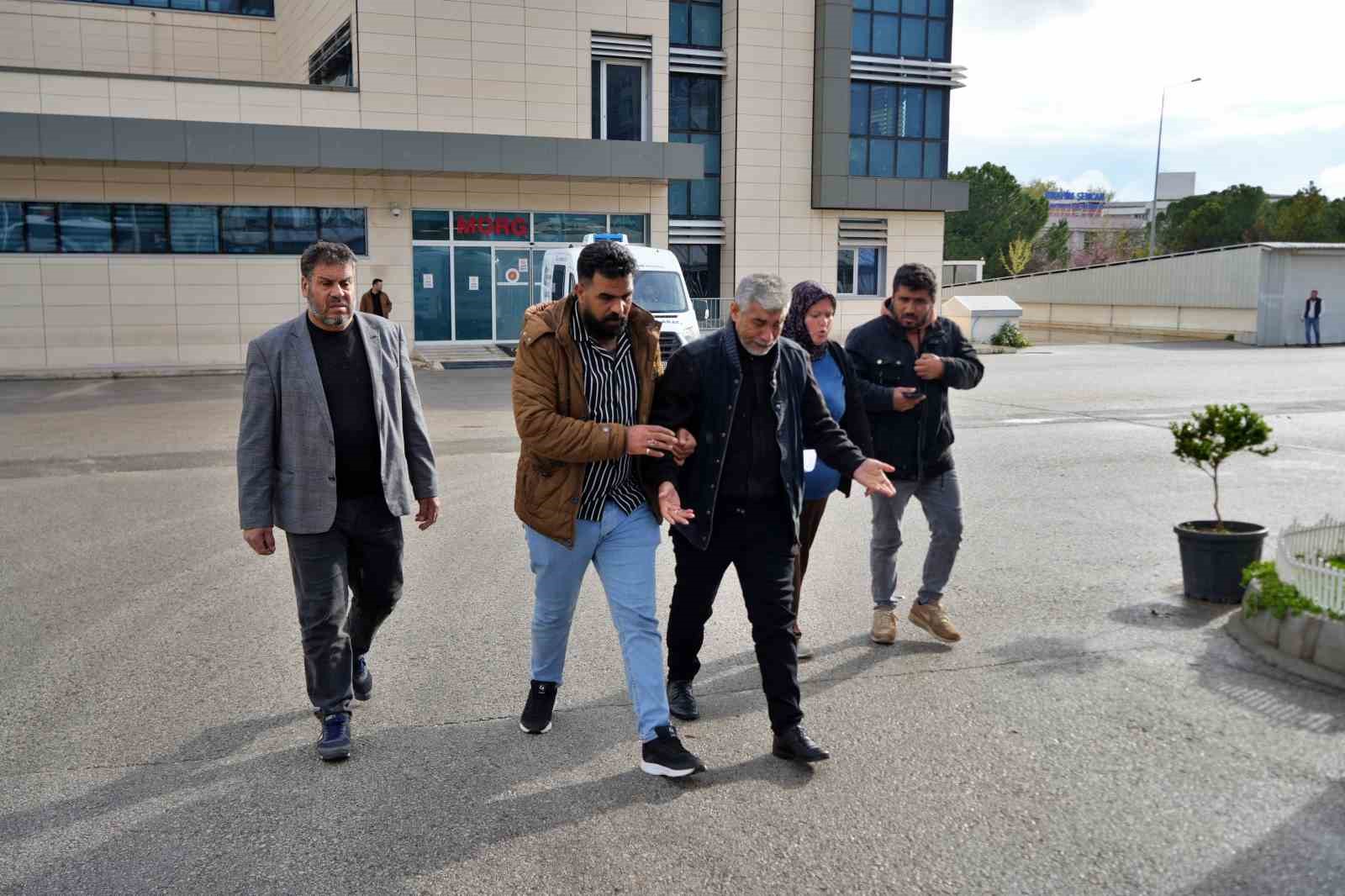 Babanın en ağır yükü: Kızı ve 5 torununun cenazesini gözyaşlarıyla teslim aldı
Babanın en ağır yükü: Kızı ve 5 torununun cenazesini gözyaşlarıyla teslim aldı