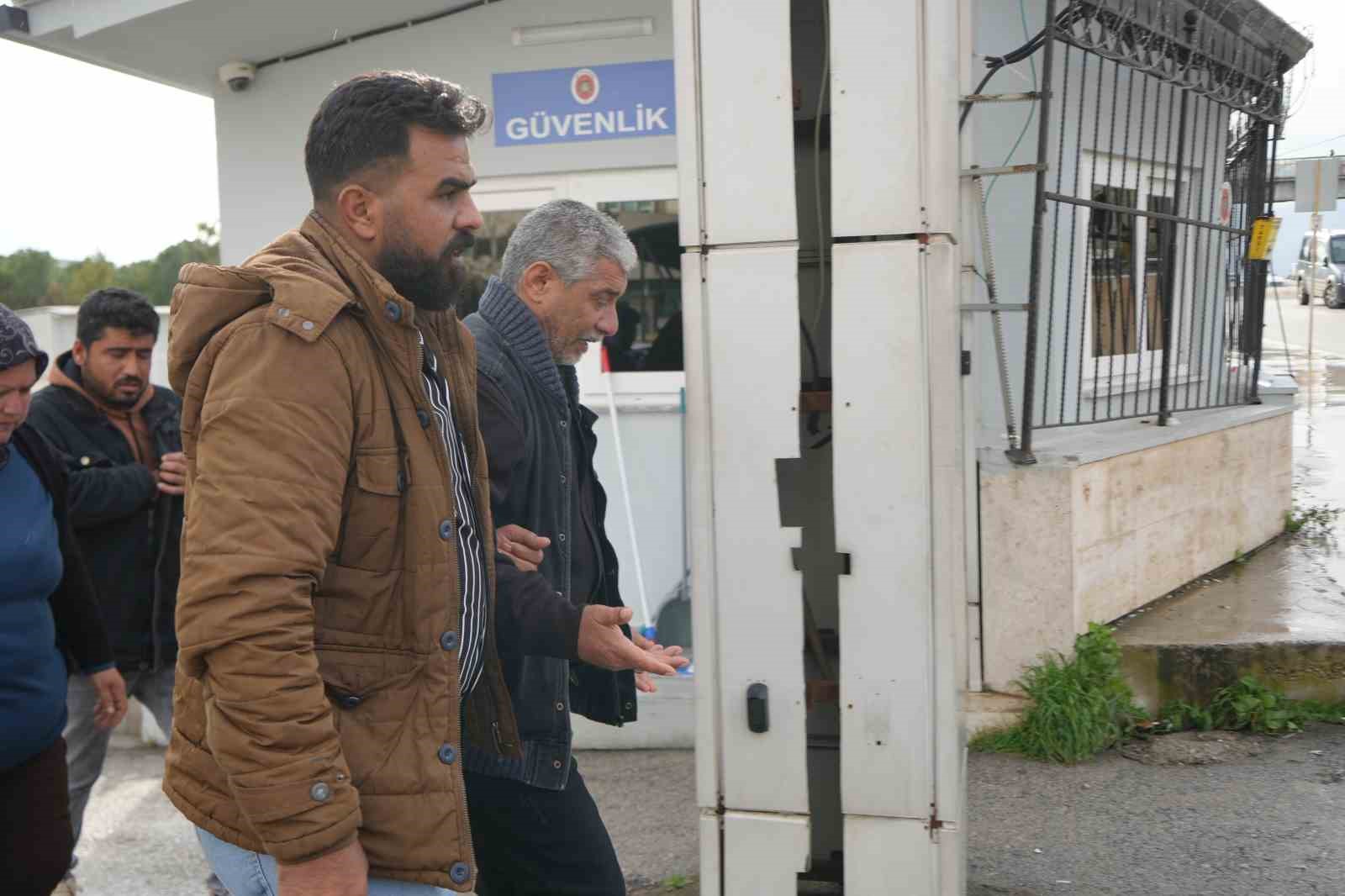 Babanın en ağır yükü: Kızı ve 5 torununun cenazesini gözyaşlarıyla teslim aldı
Babanın en ağır yükü: Kızı ve 5 torununun cenazesini gözyaşlarıyla teslim aldı