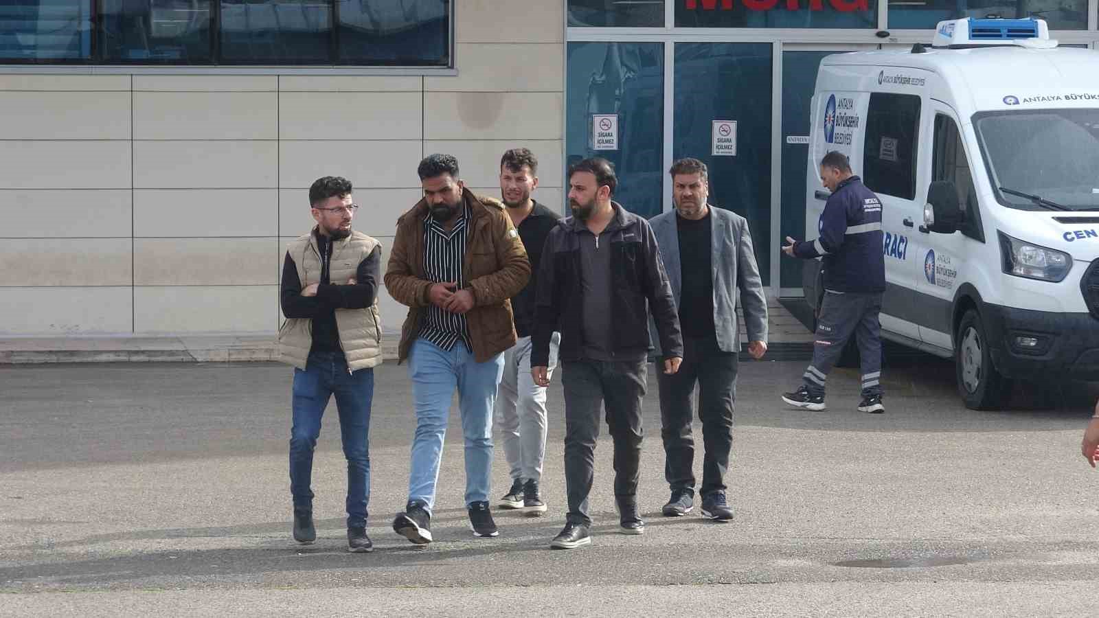 Babanın en ağır yükü: Kızı ve 5 torununun cenazesini gözyaşlarıyla teslim aldı
Babanın en ağır yükü: Kızı ve 5 torununun cenazesini gözyaşlarıyla teslim aldı