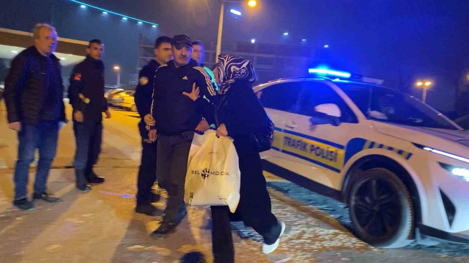 Babası kaputun üstünde oturup polise direndi… Yüksek sesle seyreden sürücünün aracı trafikten men edildi
