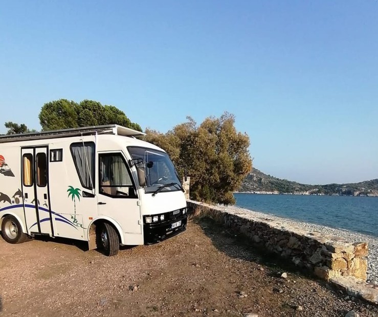 Babasından kalan sessiz hatıralara gözü gibi bakıyor
Babasından kalan sessiz hatıralara gözü gibi bakıyor