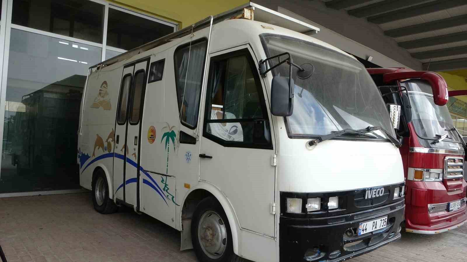 Babasından kalan sessiz hatıralara gözü gibi bakıyor
Babasından kalan sessiz hatıralara gözü gibi bakıyor