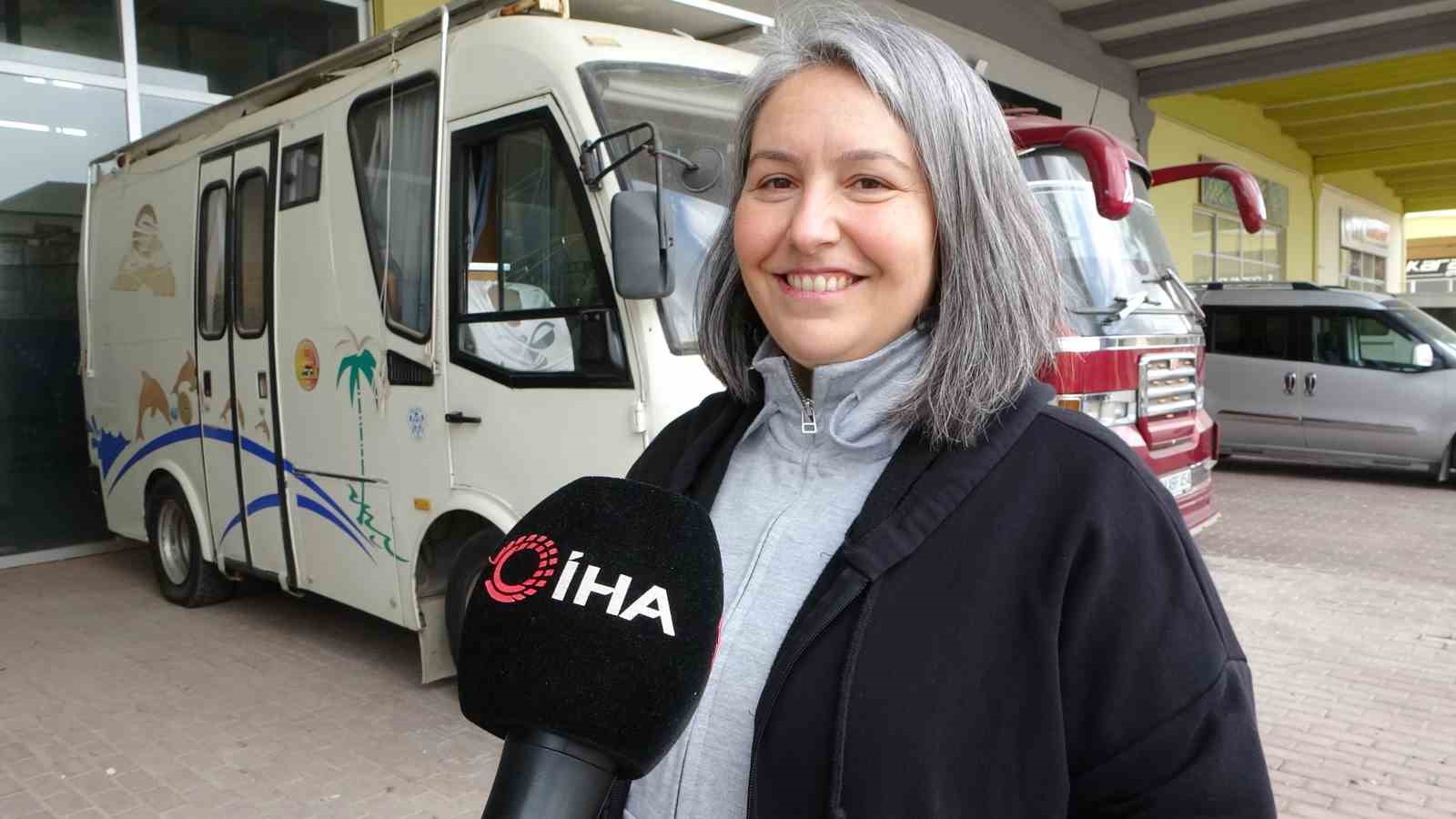 Babasından kalan sessiz hatıralara gözü gibi bakıyor
Babasından kalan sessiz hatıralara gözü gibi bakıyor