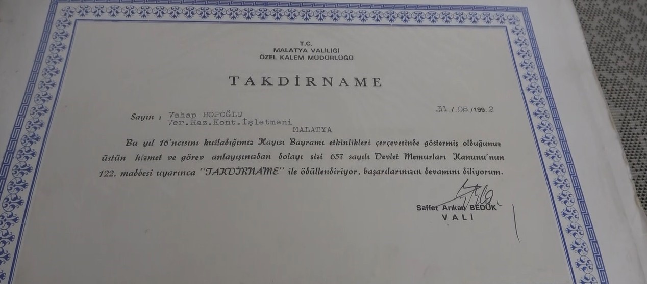 Babasından kalan sessiz hatıralara gözü gibi bakıyor
Babasından kalan sessiz hatıralara gözü gibi bakıyor