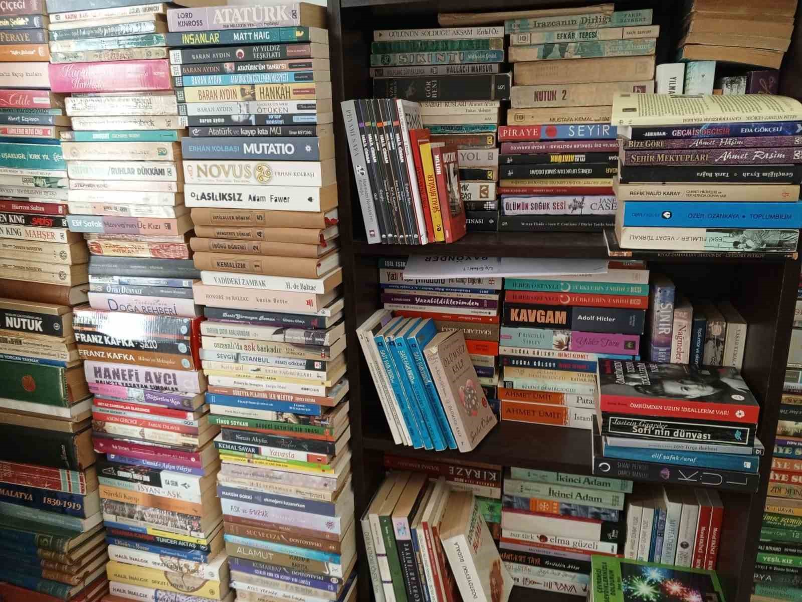 Babasından kalan sessiz hatıralara gözü gibi bakıyor
Babasından kalan sessiz hatıralara gözü gibi bakıyor