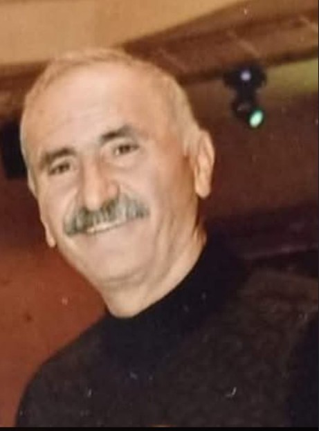 Babasından kalan sessiz hatıralara gözü gibi bakıyor
Babasından kalan sessiz hatıralara gözü gibi bakıyor