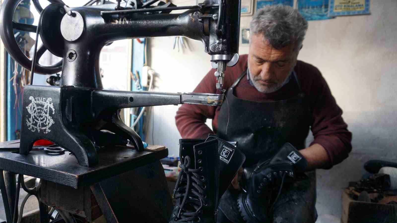Babasından öğrendiği ayakkabı tamirciliğini 40 yıldır sürdürüyor
