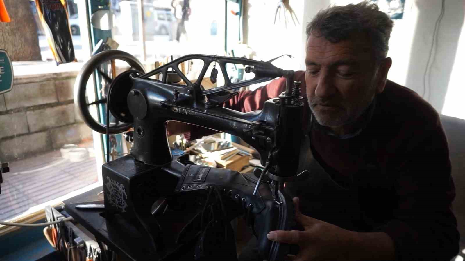 Babasından öğrendiği ayakkabı tamirciliğini 40 yıldır sürdürüyor
