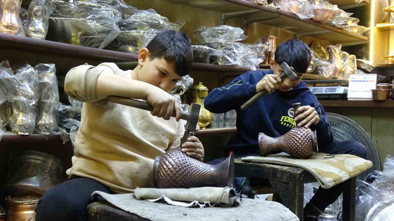 Babasından öğrendiği mesleğini çocuklarına öğretiyor
