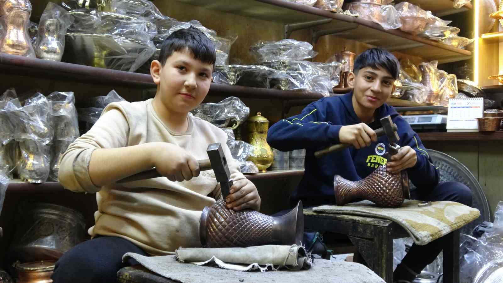 Babasından öğrendiği mesleğini çocuklarına öğretiyor
